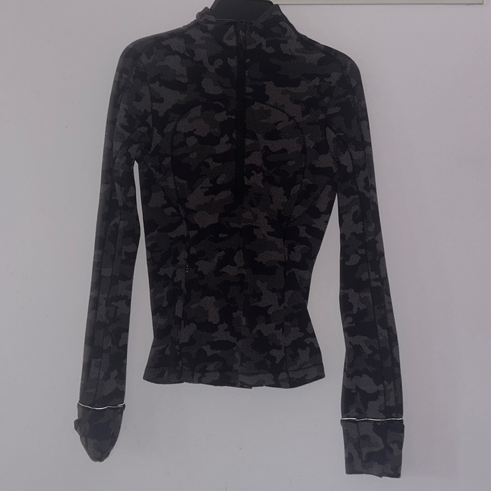 DISCONTINUED BLACK CAMO LULU LEMON DEFINE JACKET HALF ZIP